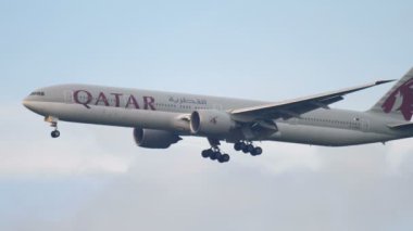 Katar Boeing 777 yaklaşıyor