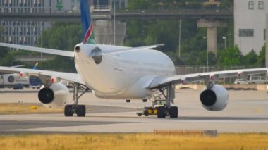 Servis dışı uçak çekici..