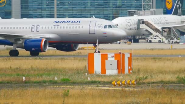 Avion circulant après l'atterrissage. — Video