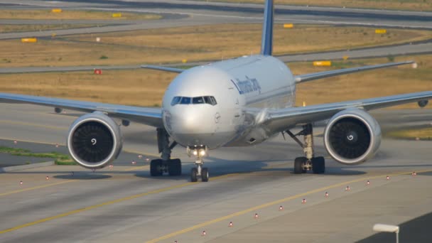 Boeing 777 taxiën na landing — Stockvideo