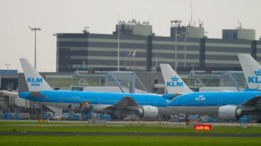 Uçak indikten sonra kalkıyor.