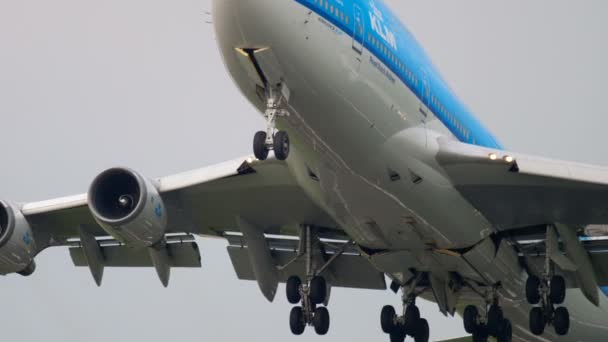 KLM Boeing 747 opstijgen en klim — Stockvideo