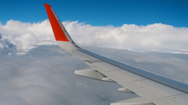 Vleugel van het vliegtuig op de lucht en cloud over verhuizen — Stockvideo