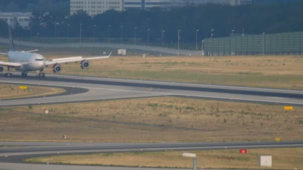 Airbus 340 mengerem setelah mendarat. — Stok Video