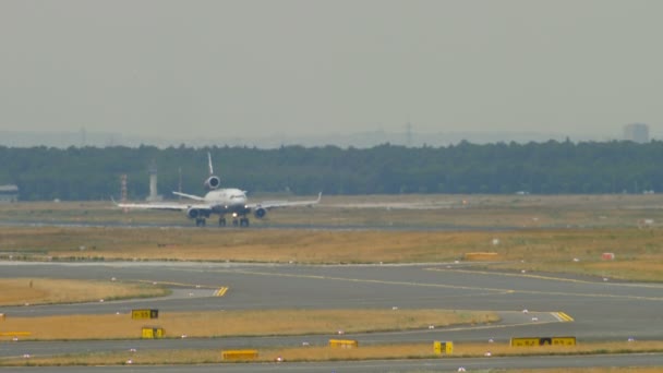 Airfreighter fékezés leszállás után — Stock videók