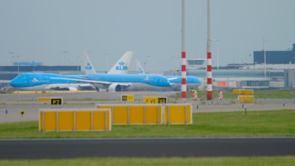 Abflugverkehr am Flughafen Shiphol — Stockvideo