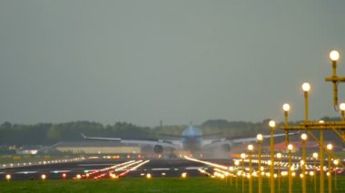 Sabahın erken saatlerinde uçak iniyor.