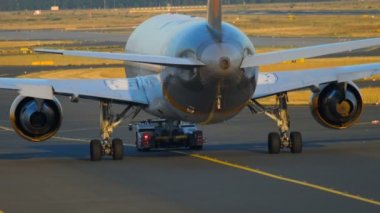 Boeing 767 servise çekme