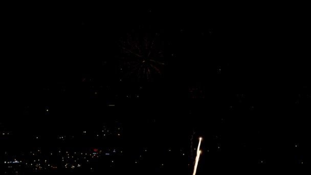 Fuochi d'artificio lampeggianti la sera — Video Stock