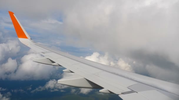 Gökyüzü uçakta ve hareketli bulut