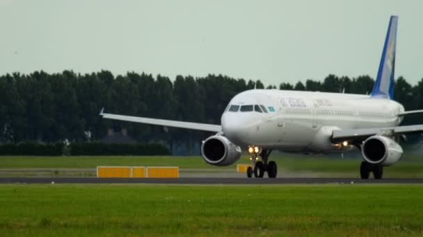 Air Astana Airbus 321 take-off och klättra — Stockvideo