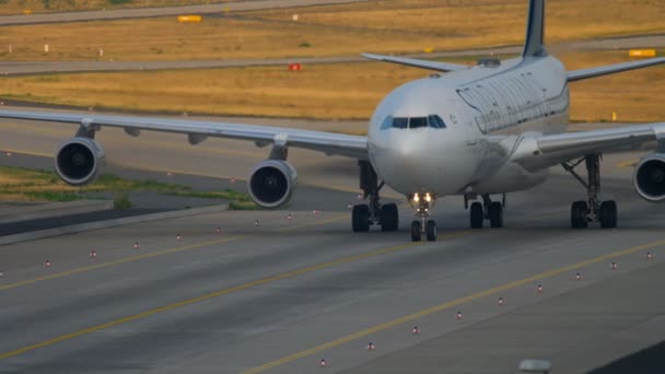 Lufthansa Airbus 340 taxiën — Stockvideo