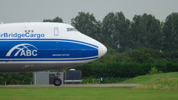 AirBridgeCargo Boeing 747 gurulás felszállás előtt — Stock videók