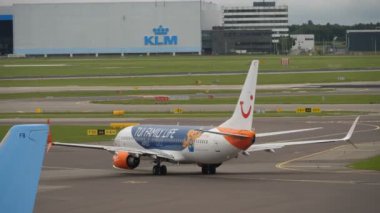 Uçak kalkıştan önce kalkıyor.