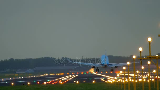 Flugzeug landet am frühen Morgen — Stockvideo