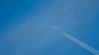 Yüksekten uçan uçak