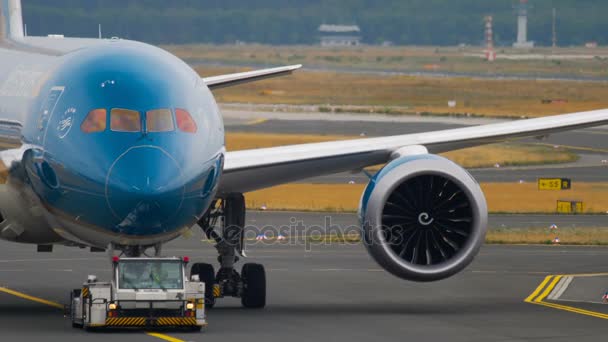 Remorquage du Boeing 787 — Video