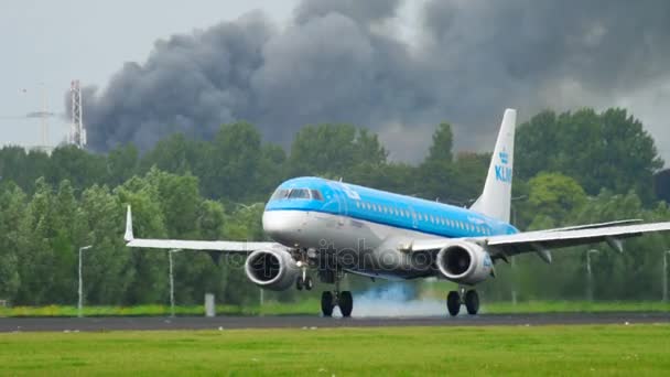 KLM Cityhopper Embraer 190 aterragem — Vídeo de Stock