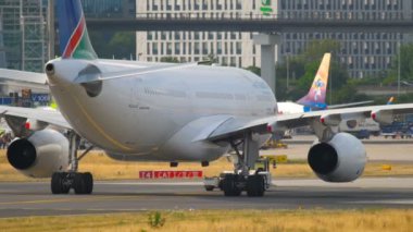 Servis dışı uçak çekici..