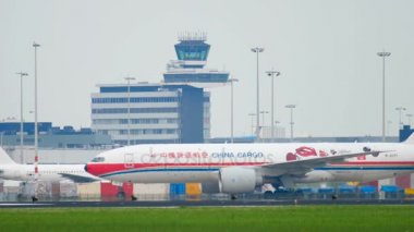 Boeing 777 kargo iniş sonra Taksilemek