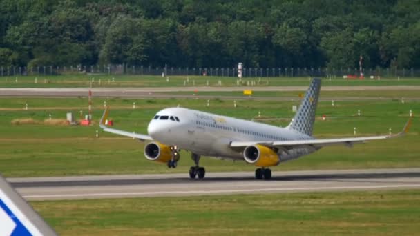 Vueling Airbus 320 felszállás — Stock videók