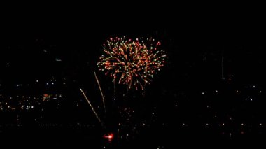 Akşamları yanıp sönen havai fişek