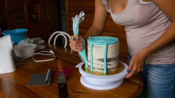 Приготовление торта в домашних условиях — стоковое видео