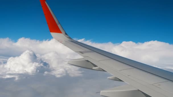 Aile de l'avion sur le ciel et nuage en mouvement — Video