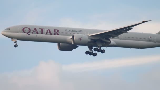 Qatar Boeing 777 se aproximando — Vídeo de Stock