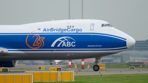 AirBridgeCargo Boeing 747 in taxi prima del decollo — Video Stock