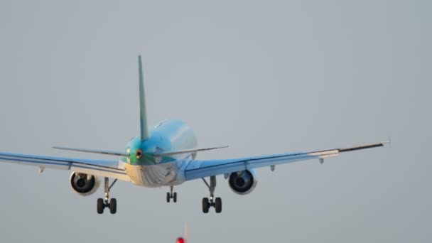 Avión aterrizando en Düsseldorf — Vídeos de Stock