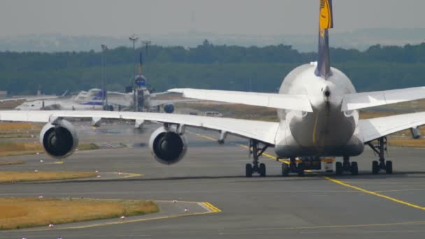 Remolque Lufthansa Airbus 380 — Vídeos de Stock