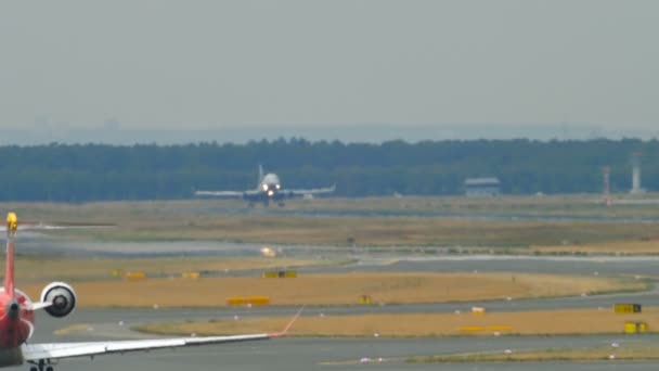 Avión aterrizando a la niebla de calor — Vídeos de Stock