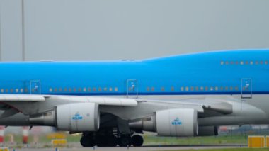 KLM Boeing 747 kalkış önce Taksilemek