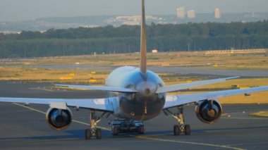 Boeing 767 servise çekme