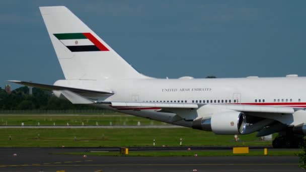 Spojené arabské emiráty Royal letadlo Boeing 747 pojíždění — Stock video