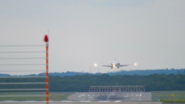 Jet uçağı önce açılış yaklaşıyor