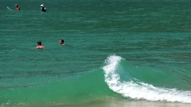 Ondas na praia de Nai Harn, Tailândia — Vídeo de Stock