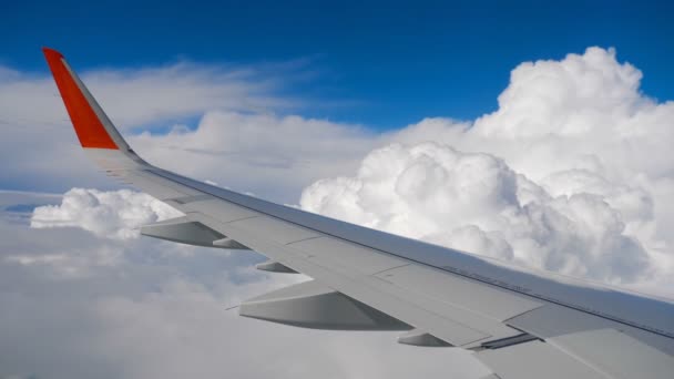 Ala de avião no céu e nuvem em movimento — Vídeo de Stock