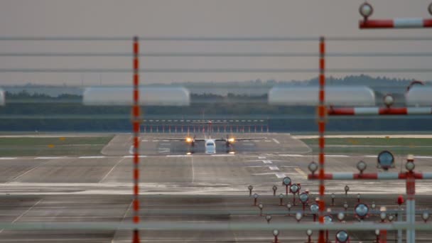 Urychlit turbovrtulová letadla před odletem — Stock video