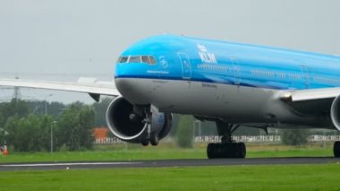 KLM Boeing 777 inişi
