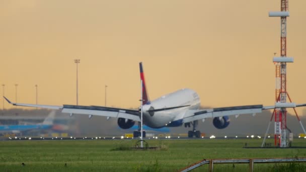 Delta Hava Yolları'nın Airbus 330 yaklaşıyor — Stok video