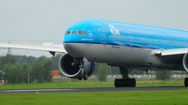 KLM Boeing 777 aterrizaje — Vídeos de Stock