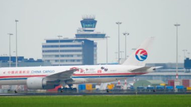 Boeing 777 kargo iniş sonra Taksilemek