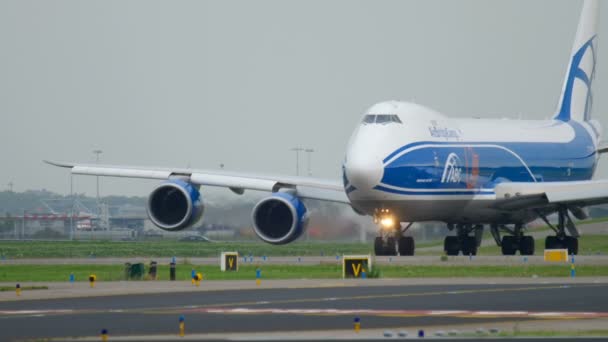 AirBridgeCargo Boeing 747 pojíždění před vzletem — Stock video