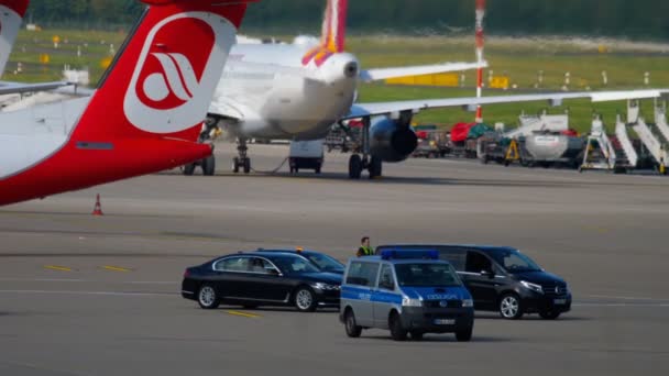 Cortejo governamental no aeroporto de Dusseldorf — Vídeo de Stock