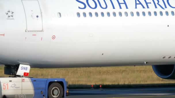 Airbus 340 wird abgeschleppt — Stockvideo