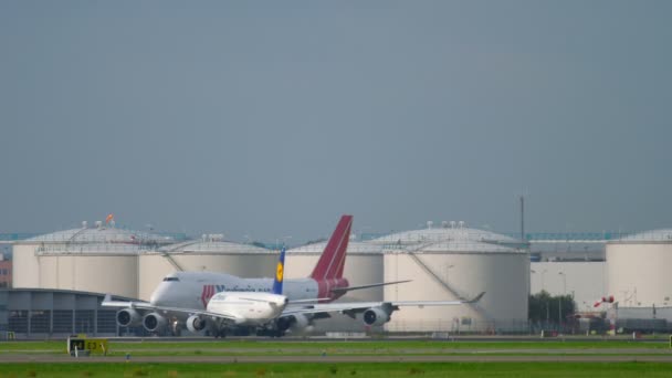 Verkeer van Schiphol airport — Stockvideo