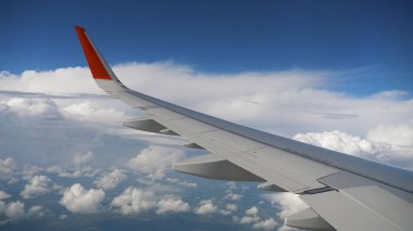 Gökyüzü uçakta ve hareketli bulut