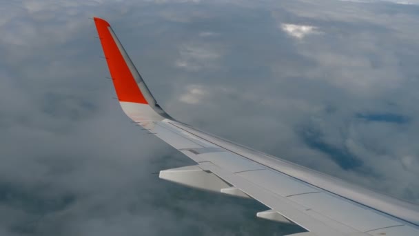 Aile de l'avion sur le ciel et nuage en mouvement — Video